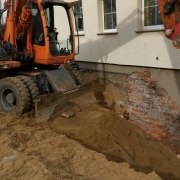 Bild 1 Abriß- und Aushubarbeiten für Neubau Kelleraußentreppe